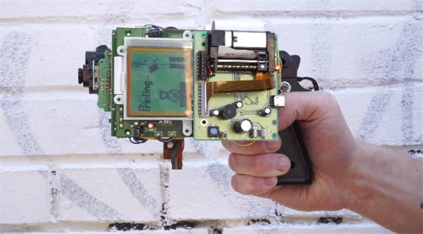 Silah formunda geliştirilen Game Boy Camera çektiği fotoğrafları yazdırabiliyor
