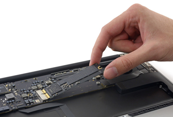 Apple son MacBook modellerine SSD performans artışı kazandırdı