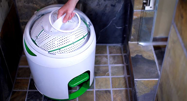 Pedal ile çalışan kompakt çamaşır makinesi: Yirego Drumi