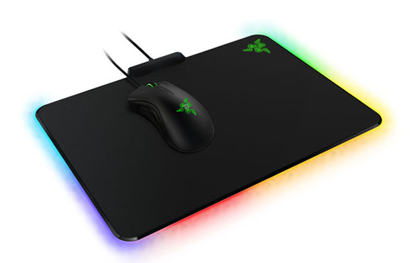 Razer'dan aydınlatma sistemiyle dikkat çeken oyunculara özel fare altlığı: Firefly