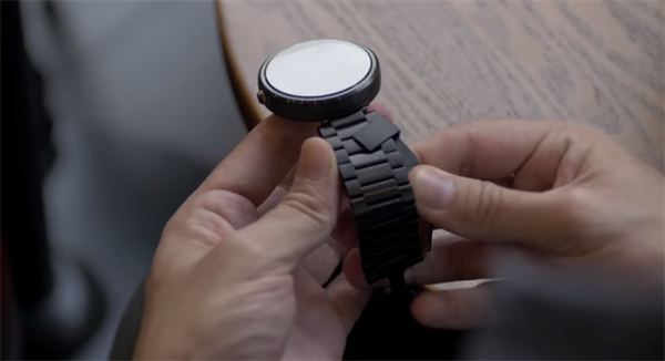 Akıllı saatleri parmak hareketleriyle kontrol etmenize yarayan eklenti : Aria