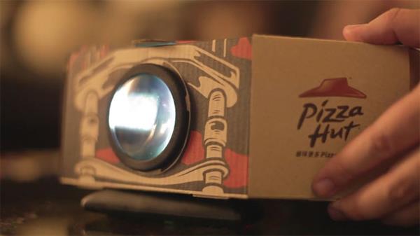 Pizza Hut'tan projeksiyona dönüşen pizza kutusu