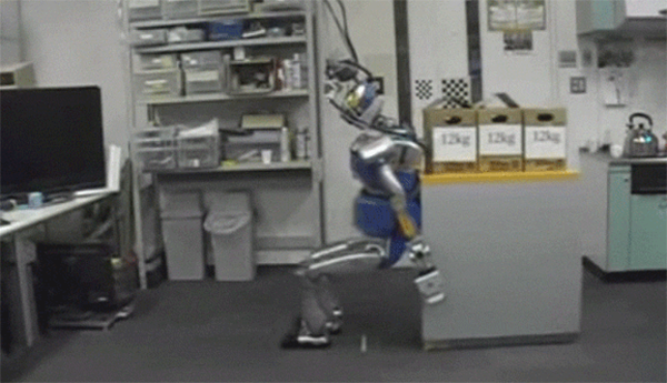 Tokyo Üniversitesi tarafından geliştirilen robot, ağır objeleri vücudunu kullanarak itebiliyor
