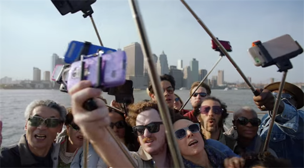 Samsung, Selfie odaklı yeni Galaxy S6 reklamını yayınladı
