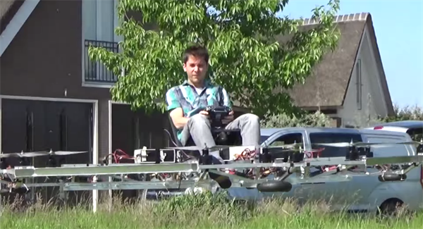 Drone'lar kullanılarak geliştirilen uçan araç prototipi insan taşıyabiliyor