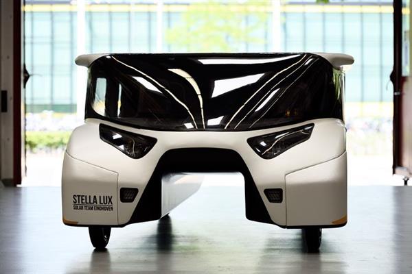Hollandalı öğrenciler güneş enerjili aile arabası geliştirdiler