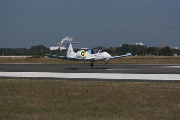 Airbus'un elektrikli uçak modeli E-Fan, Manş Denizi'ni geçmeyi başardı