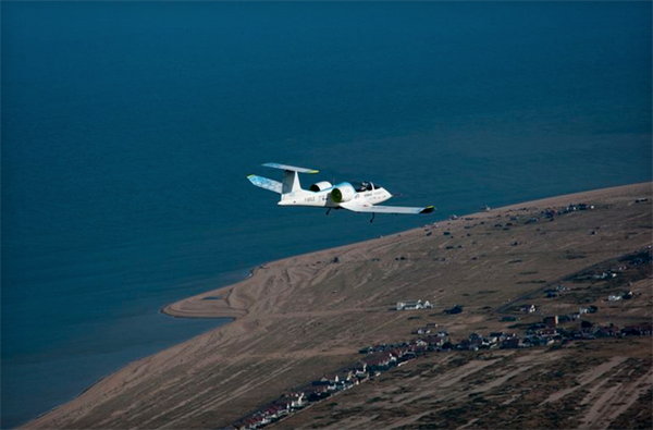 Airbus'un elektrikli uçak modeli E-Fan, Manş Denizi'ni geçmeyi başardı