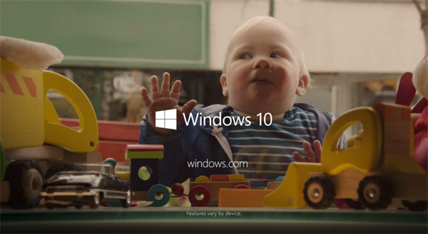 Microsoft gülümseyen çocuklara yer verdiği ilk Windows 10 reklamını yayınladı