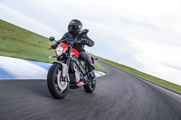 Victory'nin yeni elektrikli motosikleti Empulse TT tek şarjla 225 km gidebiliyor
