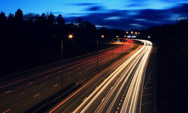 İngiltere elektrikli araçları kablosuz şarj edebilecek yolları bu yıl denemeye başlayacak