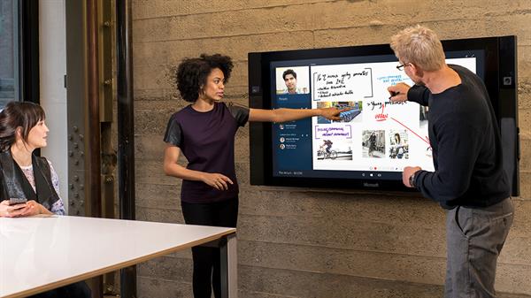 Dev ekranlı Microsoft Surface Hub'ların sevkiyatı 2016 yılına sarkacak