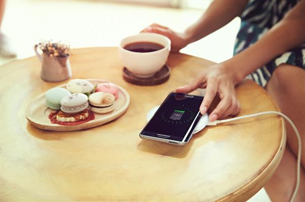 Samsung Note 5 ve S6 Edge Plus için hızlı kablosuz şarj standını duyurdu