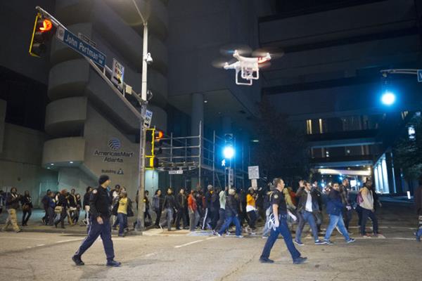Amerikan polisi elektroşok ve gaz bombası taşıyan dronları kullanmaya başlıyor