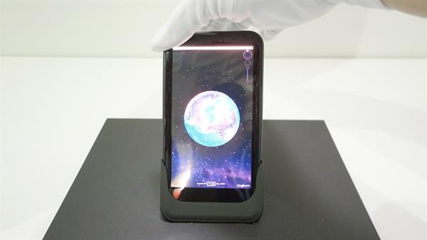 Yeni bükülebilir telefon konsepti bükme hareketleri ile kontrol imkanı sunuyor