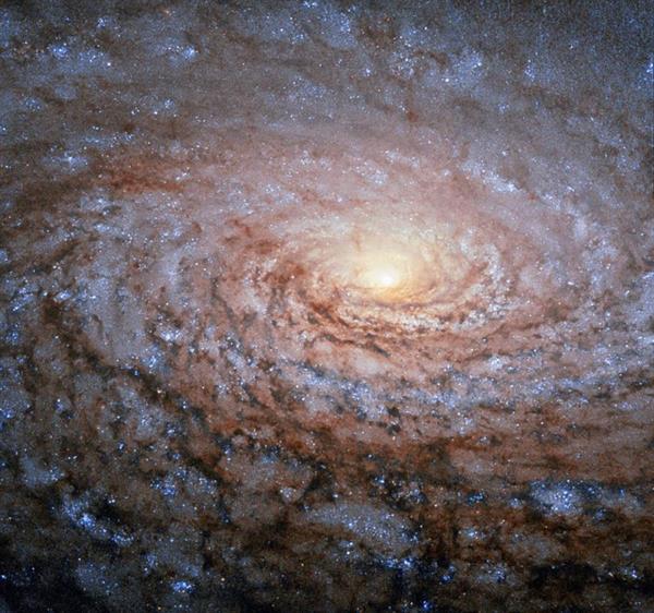 Hubble Uzay Teleskobu Ayçiçeği Galaksisi'ni görüntüledi