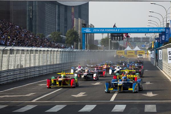 Elektrikli otomobillerin yarıştığı Formula E'nin ilk sezonu tamamlandı [video]