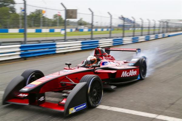 Elektrikli otomobillerin yarıştığı Formula E'nin ilk sezonu tamamlandı [video]