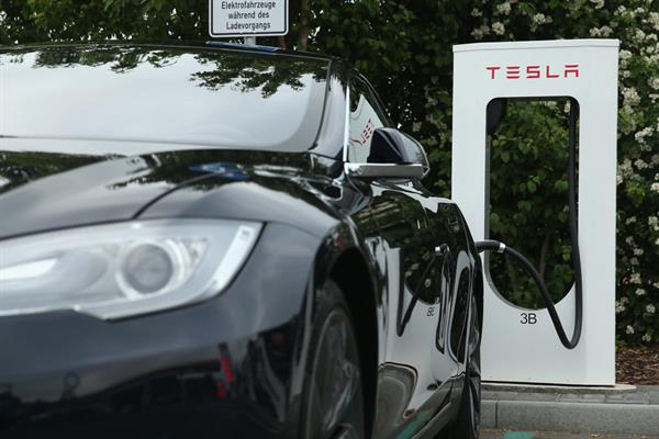 Elon Musk'a göre elektrikli otomobiller 2020 yılında menzil problemini aşacak