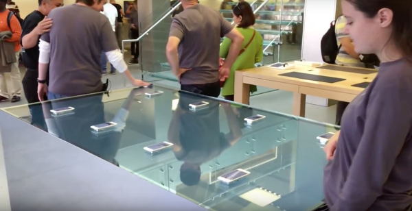 Apple mağazalarında dokunmatik masalar ziyaretçilerini bekliyor