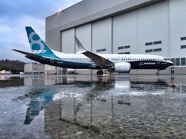 Boeing yeni uçağı 737 Max'ı görücüye çıkardı