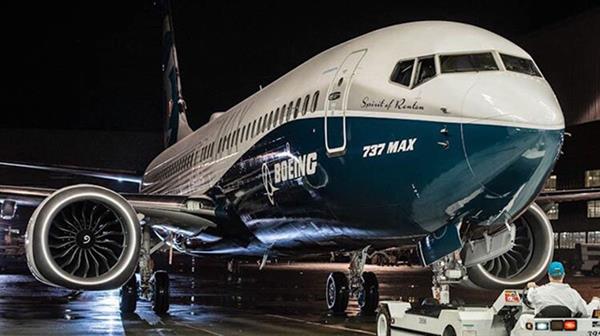 Boeing yeni uçağı 737 Max'ı görücüye çıkardı