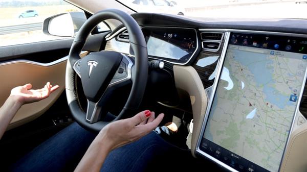 Tesla, yeni yazılım sürümünde otopilota kısıtlama getirebilir