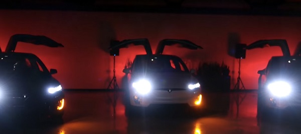 Tesla'dan Model X'li eğlenceli Noel kutlaması