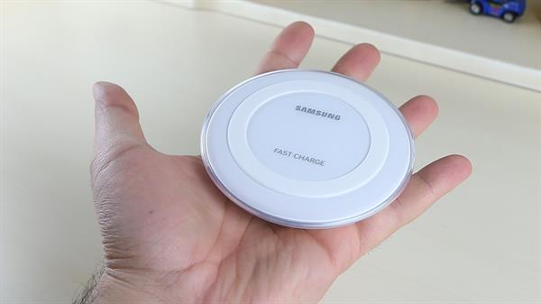 Samsung'un kablosuz hızlı şarj istasyonu inceleme videosu