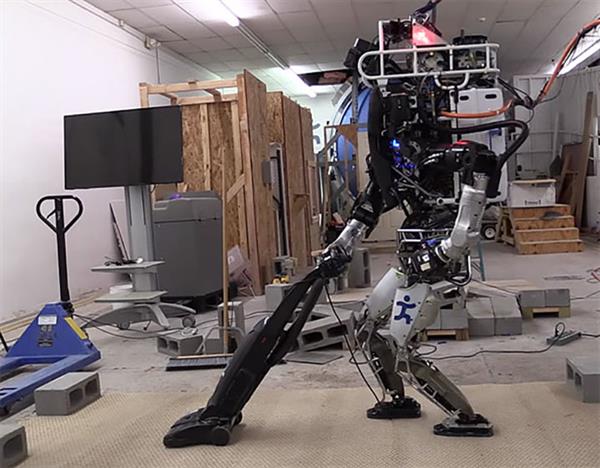 İnsansı robot ATLAS, temizlik işlerini de öğrendi