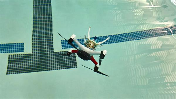 Oakland Üniversitesi uçan, yüzen ve su altına dalabilen drone geliştirdi