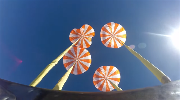 SpaceX'in dörtlü paraşüt sistemi testleri başarıyla tamamladı