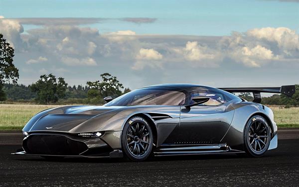 Aston Martin Vulcan, 3.4 milyon dolarlık yola çıkma yasaklı bir süper otomobil