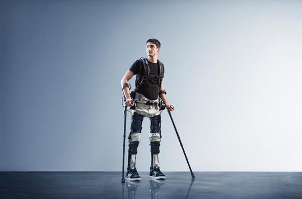Felçli hastaların yürümesini sağlayan robotik iskelet
