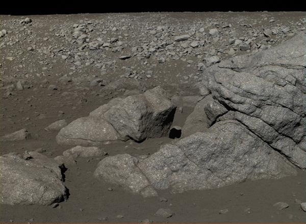Çin'in keşif aracı Yutu'dan inanılmaz Ay fotoğrafları