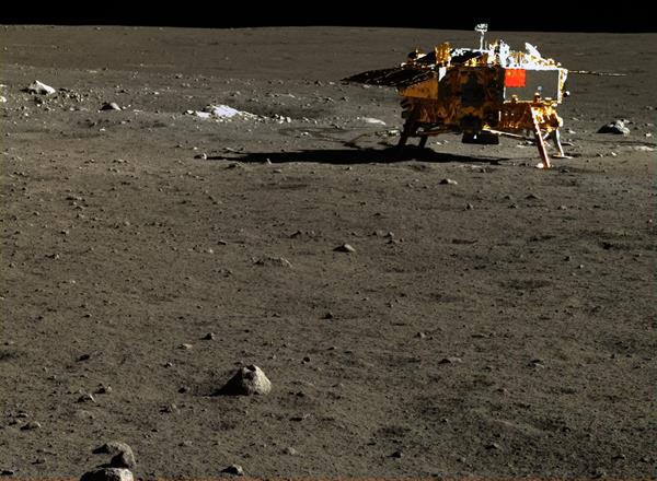 Çin'in keşif aracı Yutu'dan inanılmaz Ay fotoğrafları