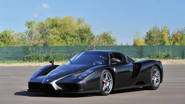 İkiye ayrılan Ferrari Enzo, yenilenen hali ile  1.7 milyon dolara satıldı