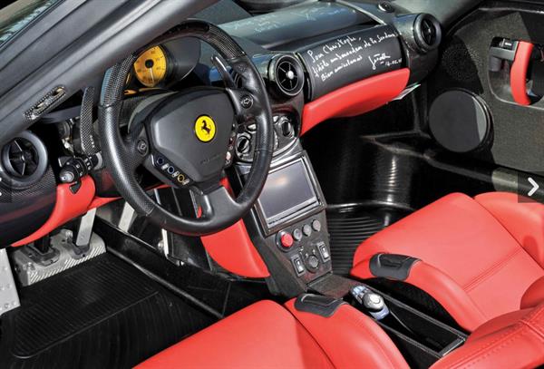 İkiye ayrılan Ferrari Enzo, yenilenen hali ile  1.7 milyon dolara satıldı