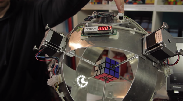 Rubik küpü ilk kez 1 saniyeden az sürede çözüldü