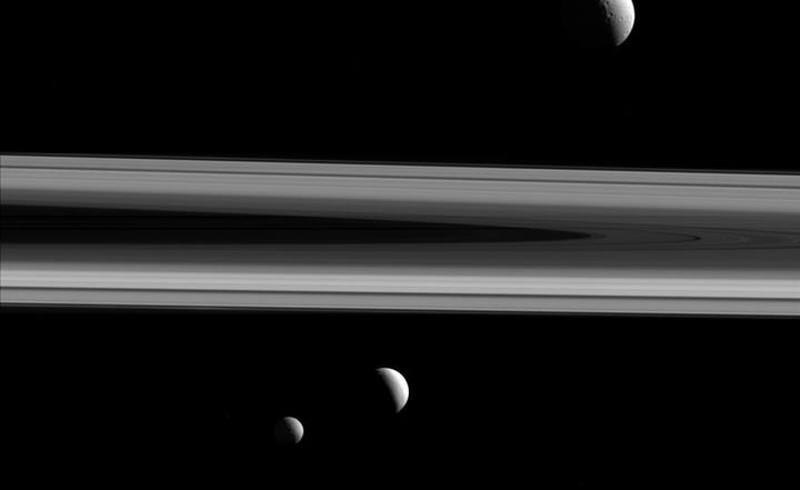 Cassini'den muhteşem fotoğraf: Satürn'ün üç uydusu tek bir karede