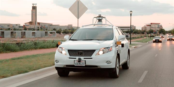 Google'ın sürücüsüz otomobili ilk defa kendi hatası nedeniyle kaza yaptı