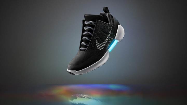 Nike kendi bağcıklarını bağlayan spor ayakkabısını tanıttı