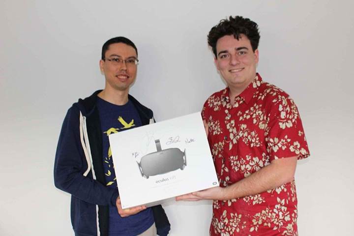 Oculus'un kurucusu ilk müşterilerine Oculus Rift'i kendi elleriyle teslim etti
