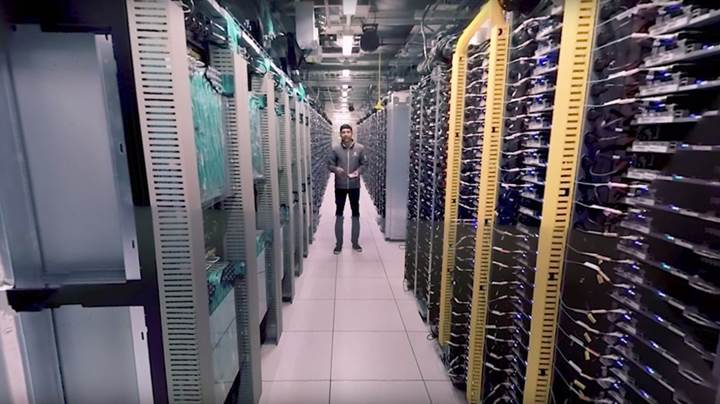 Google'a ait bir veri merkezinde 360 derecelik gezintiye çıkabilirsiniz