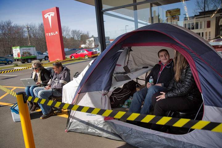 Tesla Model 3 için çadır kurup kamp yapmaya başladılar