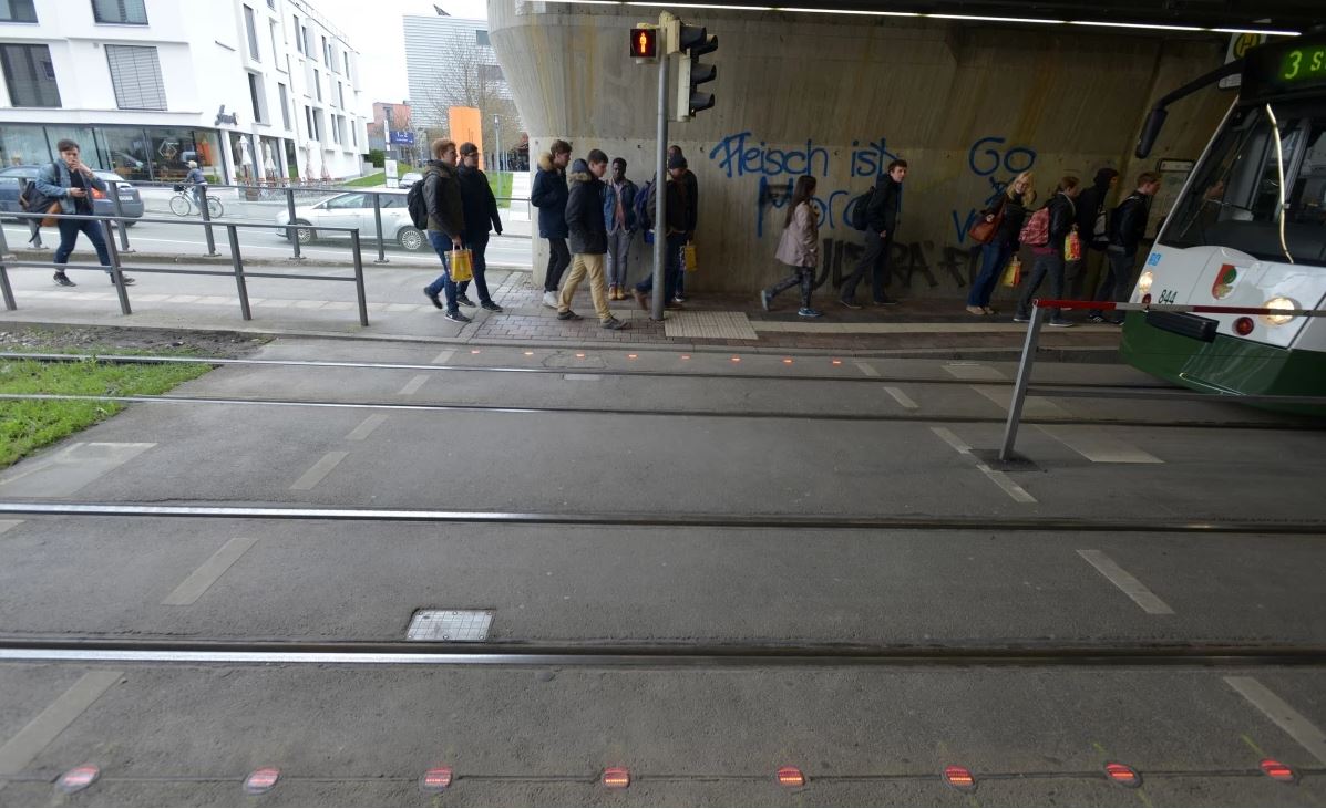 Almanya'dan akıllı telefon bağımlılarına: Trafik ışıklı kaldırımlar