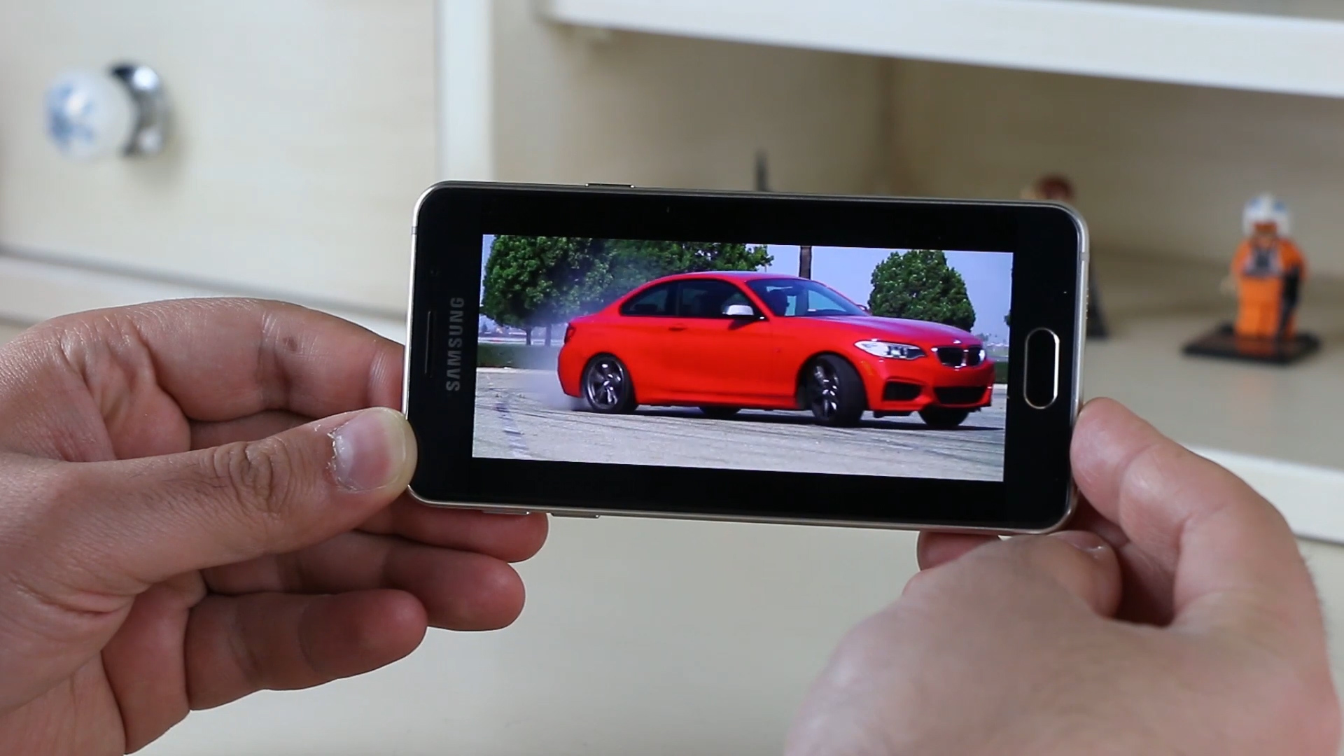 Samsung Galaxy A3 2016 inceleme videosu 'Tasarımıyla öne çıkan telefon'