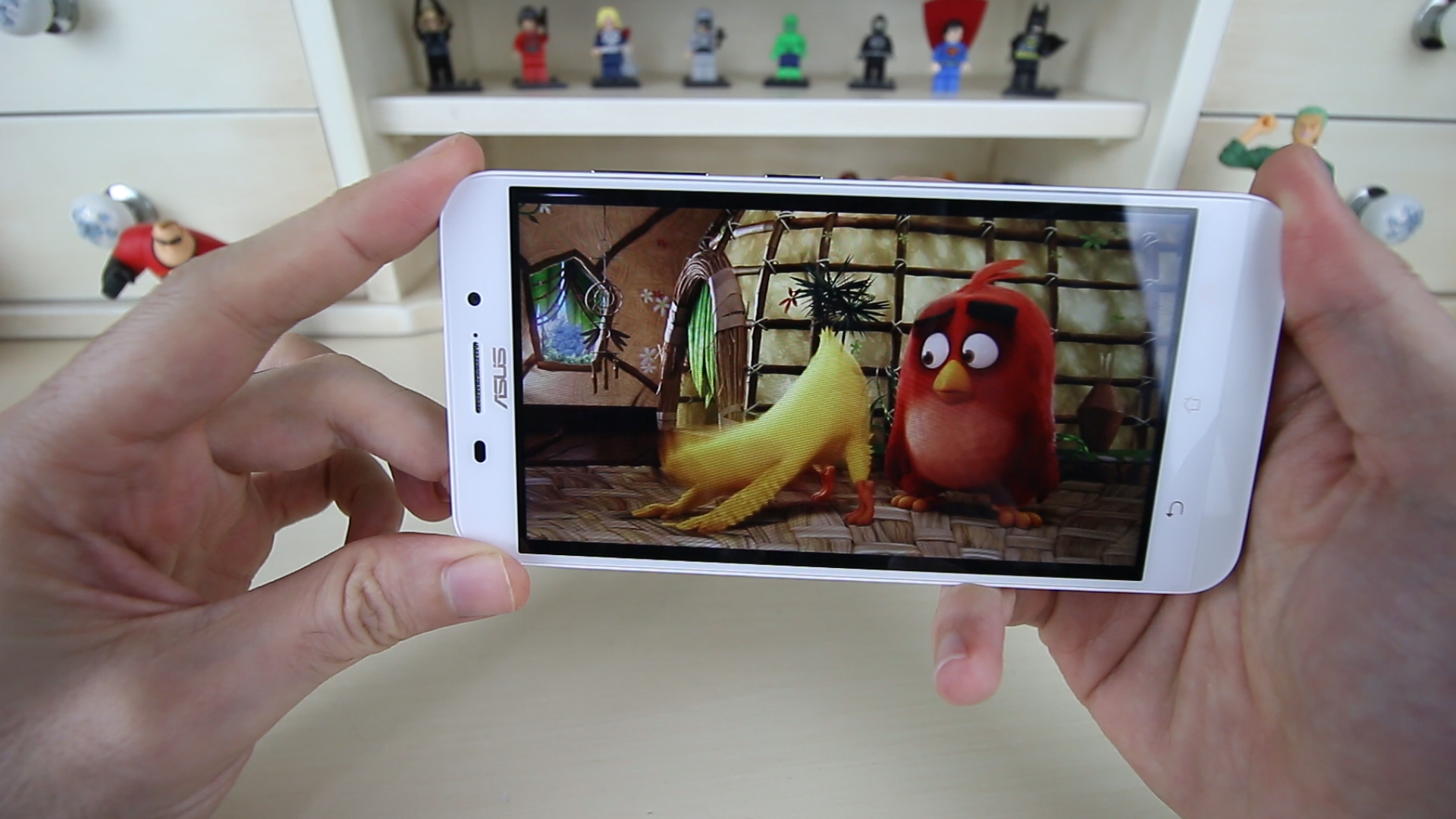 Asus ZenFone Max inceleme videosu 'Pili bitmeyen telefon'