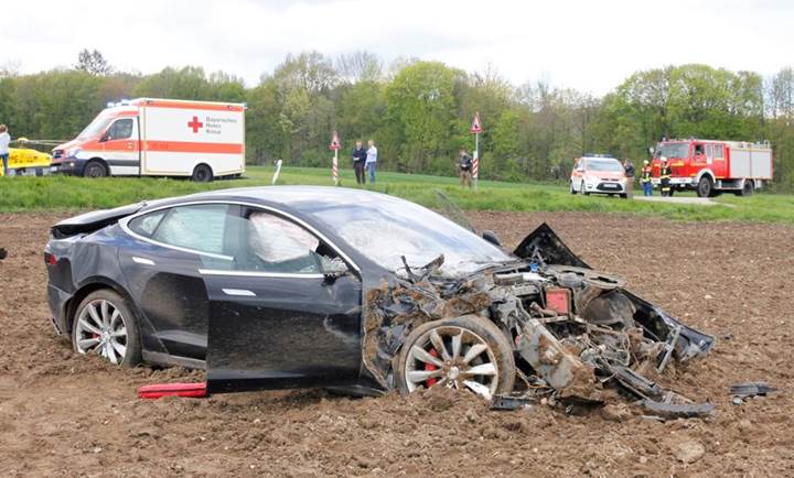 Tesla Model S korkunç bir kaza yaptı, araçtaki 5 yolcu da sağ kurtuldu