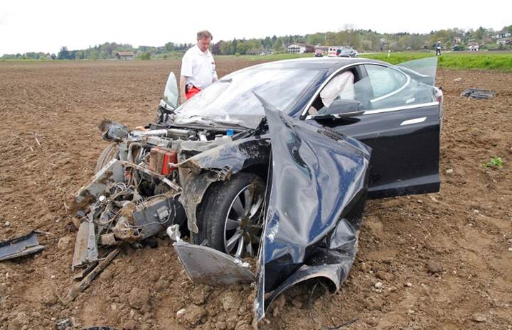 Tesla Model S korkunç bir kaza yaptı, araçtaki 5 yolcu da sağ kurtuldu